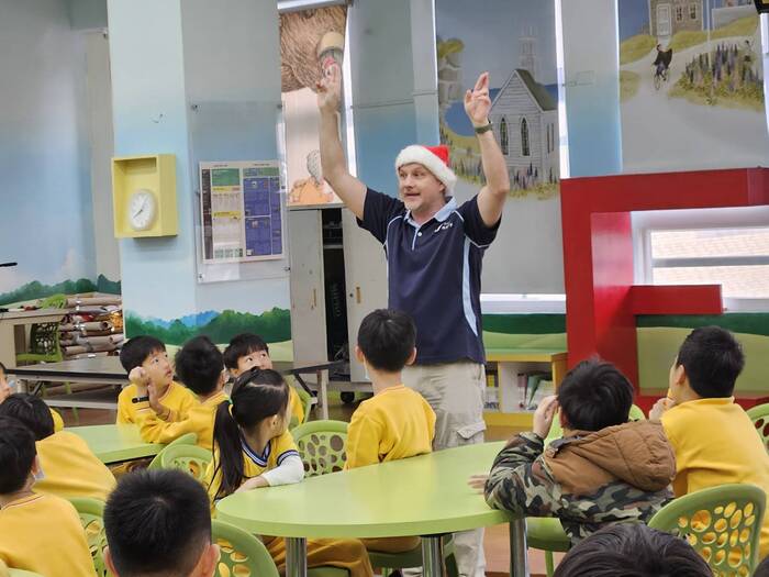 114學年度聖誕節活動_格致中學外師湯瑪士
