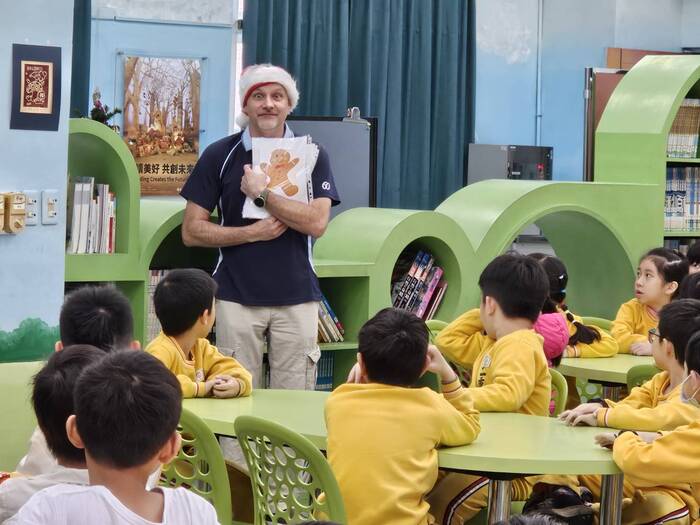 114學年度聖誕節活動_格致中學外師湯瑪士