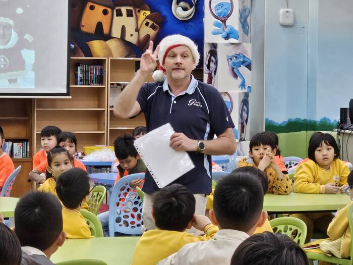 114學年度聖誕節活動_格致中學外師湯瑪士