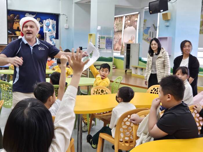 114學年度聖誕節活動_格致中學外師湯瑪士