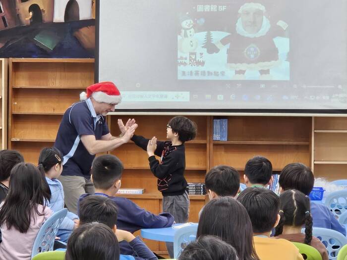 114學年度聖誕節活動_格致中學外師湯瑪士