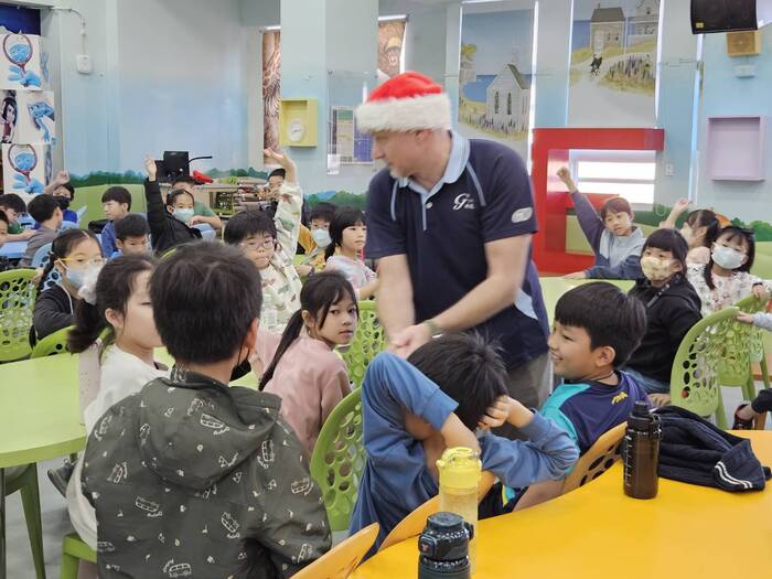 114學年度聖誕節活動_格致中學外師湯瑪士