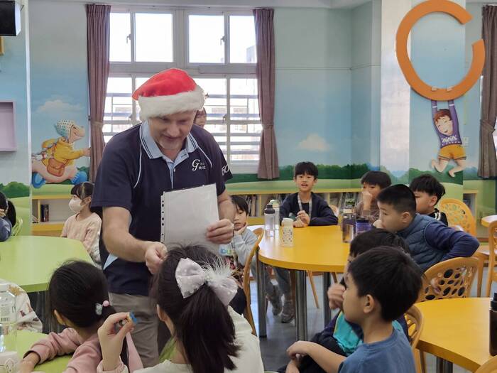 114學年度聖誕節活動_格致中學外師湯瑪士