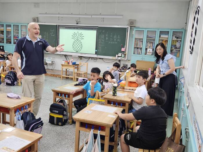 114學年度格致中學外師湯瑪士進班說故事(低年級)