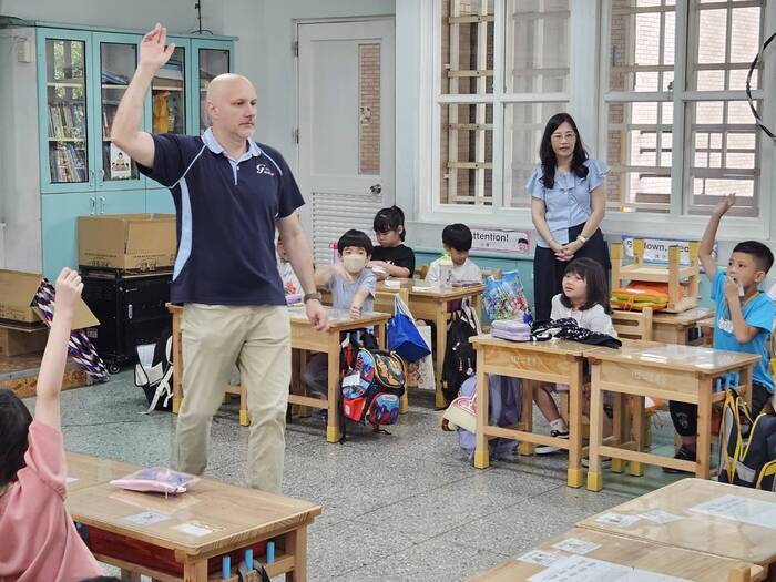 114學年度格致中學外師湯瑪士進班說故事(低年級)