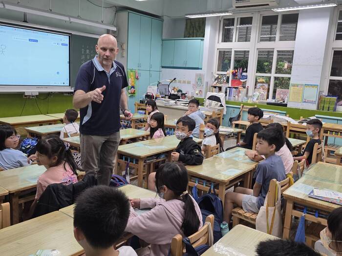 114學年度格致中學外師湯瑪士進班說故事(低年級)