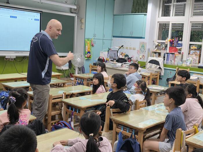 114學年度格致中學外師湯瑪士進班說故事(低年級)