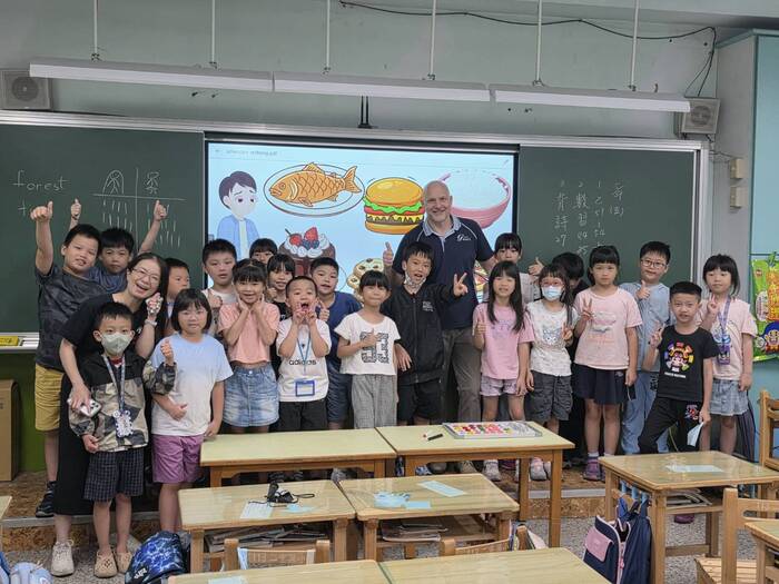 114學年度格致中學外師湯瑪士進班說故事(低年級)