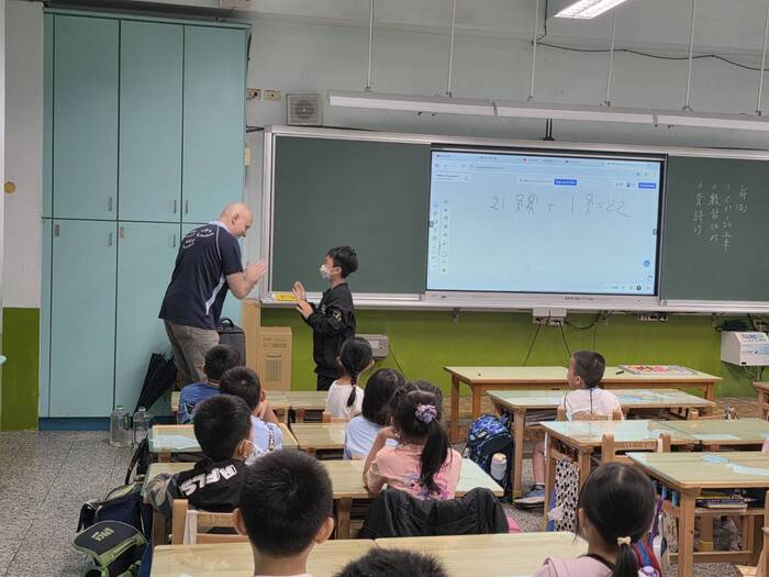 114學年度格致中學外師湯瑪士進班說故事(低年級)