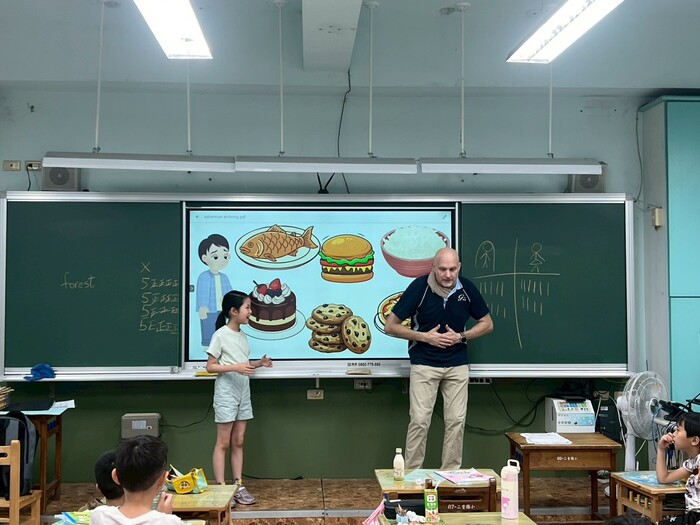114學年度格致中學外師湯瑪士進班說故事(低年級)