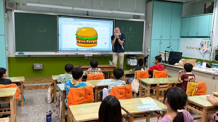 114學年度格致中學外師湯瑪士進班說故事(低年級)