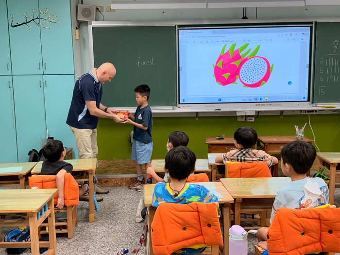 114學年度格致中學外師湯瑪士進班說故事(低年級)