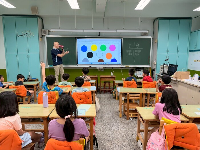 114學年度格致中學外師湯瑪士進班說故事(低年級)