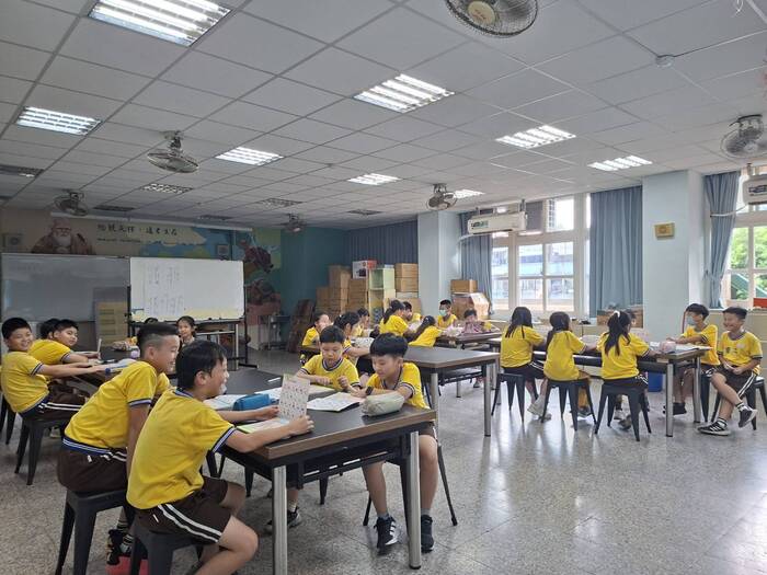 學生專心聆聽