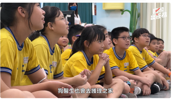學生專注聆聽說明
